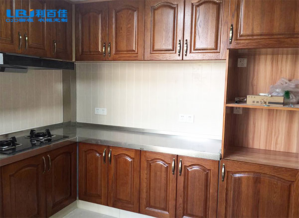 古典與現代的碰撞——頤美圓原木櫥柜案例