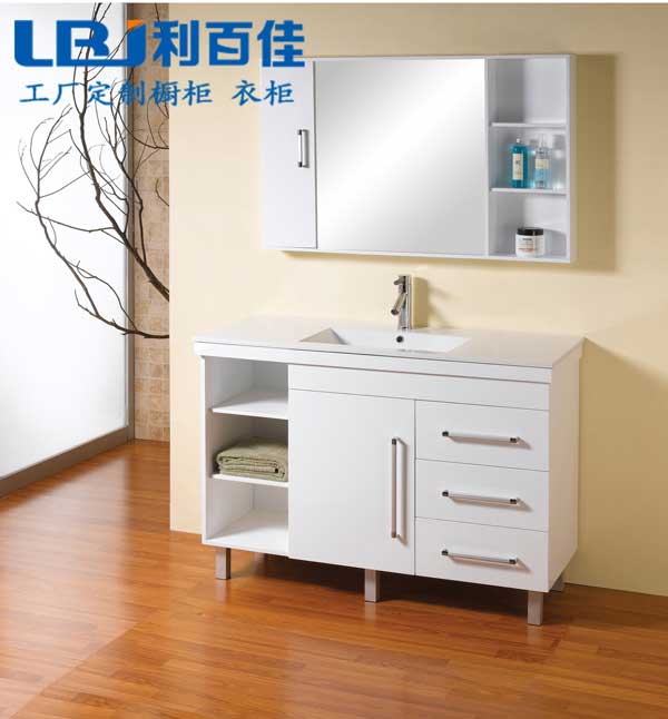 衛浴柜定制可加大收納空間