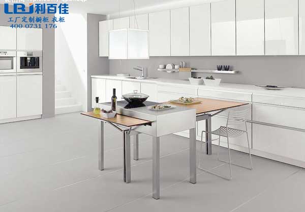 石材櫥柜與瓷磚櫥柜大比拼最終花落誰家？利百佳帶你解析