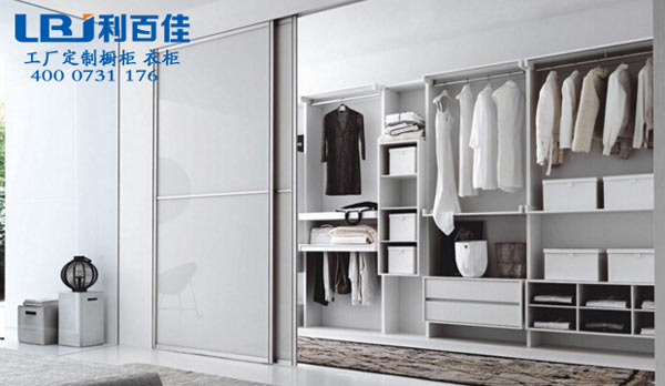 整體衣柜定制好還是成品衣柜好？真的好糾結