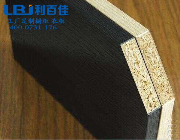 先收藏吧，定制整體衣柜柜體選材之實木顆粒板