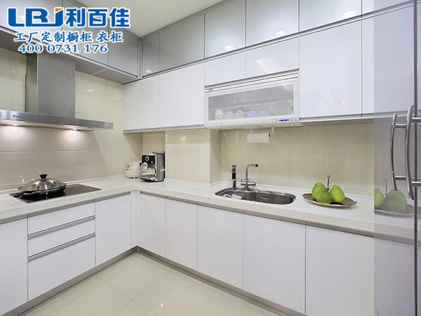 整體櫥柜春節(jié)大掃除讓你頭疼？別急，利百佳有妙招