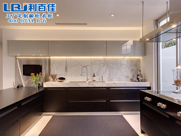 定制正確的整體櫥柜是廚房擴大的易容術(shù)！