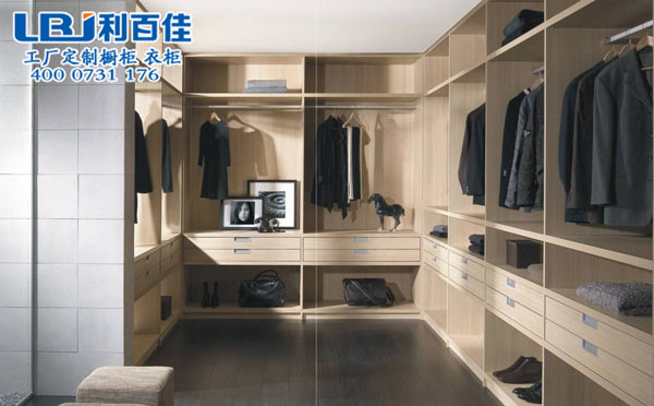 千萬(wàn)別掉進(jìn)整體衣柜定制的誤區(qū)里了！