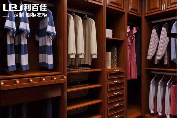 實(shí)木整體衣柜如何辨別？利百佳全屋定制有方法！