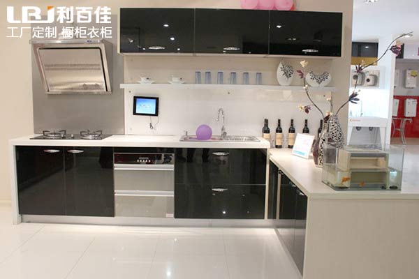 利百佳全屋定制|烤漆櫥柜保養(yǎng)得如此美，原來有妙招！