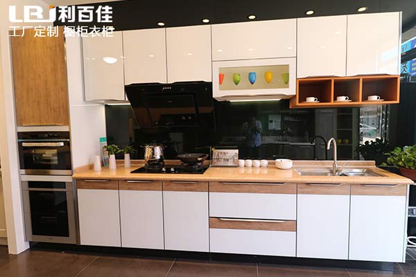 整體櫥柜定制不知道去哪？來利百佳全屋定制瞧瞧！
