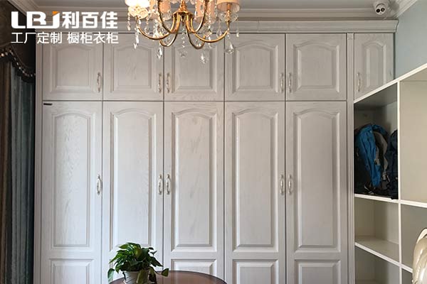 利百佳整體衣柜定制與木工打制衣柜的區別？