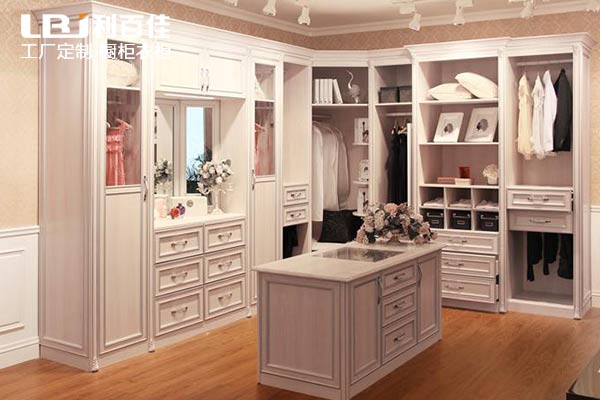 臥室到底是定制衣柜呢，還是買現成的衣柜好？