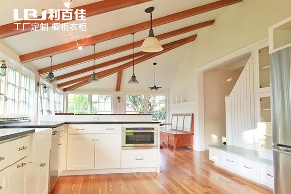 舊廚房改造你會選擇瓷磚櫥柜還是定制整體櫥柜呢？