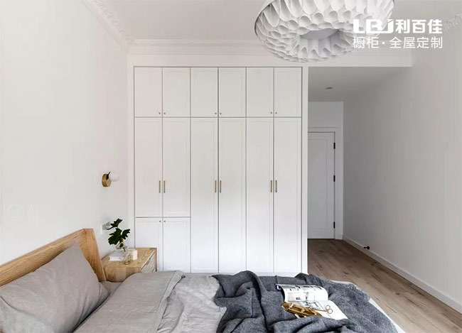 定制衣柜板材選擇：顆粒板有一大優勢