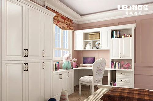 衣柜和飄窗整體定制，既好看又省空間