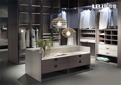 男士衣帽間這樣設(shè)計(jì)制作，很有男人的格調(diào)