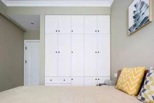 整體定制衣柜時(shí)，柜門顏色都有何推薦？